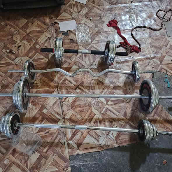 السلام عليكم عندي جهاز ركض البيع عندي ٣ شفتات عندي ربعه دملص وياهن قراص البيع سعرهن كلهن ٦٠٠ الف مكان كاظميه شراي يتصل *********** رقمي هاذا
