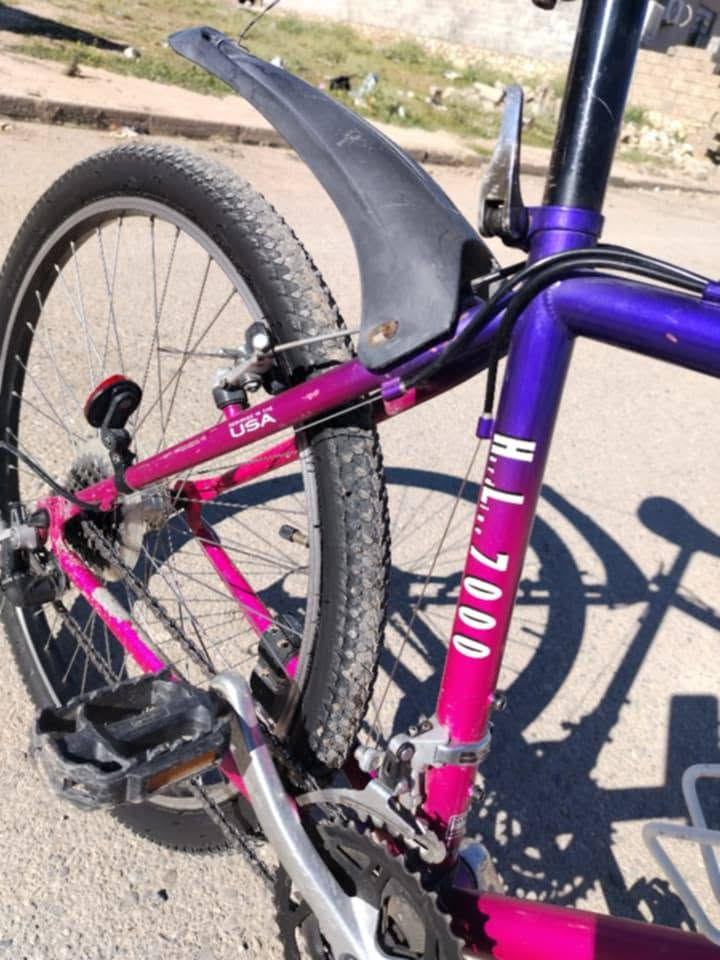 للبيع بايسكل جبلي ماركه
بايسكل GIANT ياباني 700C

حجم 26
نضيف مال شحن باله
الفرامل: V-Brake أمامي وخلفي
نوع الفريم: ستيل
اللون: بنفسجي / وردي / أصفر
رفارف أمامي وخلفي
حامل قنينة ماء
اقتصادي بالصيانة
الكيرات شغالة(7 نمرات خفيف +ثكيل) 
مناسب للمدينة والطرق المعبدة
نوع الفريم: ستيل
السرعات: 21 سرعة (3 أمامي × 7 خلفي)
كير فقاس. 
وياله كمبليون. يعني قفل مايسحك صچم مثل الميل
وبدون صبانه تفتح التاير. 
وياله شرط بدون عواج ومختوم ياباني. 
شوفهن بالصورة مع التايرات بعدهن بخيطهن  

السعر: 160 وبي مجال للطيبين 
المكان: الموصل. ناحية زمار. دوميز عين زاله

للأستفسار أكثر مراسلة الصفحه


**إذا كنت صاحب هذا الإعلان وتريد حذفه لأي سبب، رجاءا أرسل رسالة إلى الدعم الفني**
