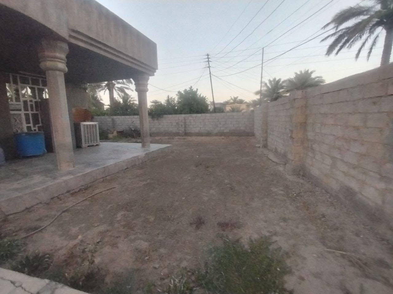 سلام عليكم بيت للبيع بمساحه 800متر  (زراعي) الموقع بغداد ناحية المشاهدة قرية البوفراج قرب جامع الانصار مع العلم البيت من اداخل مؤثث بسيراميك متكامل والسطح مغلف بشتايكر مع حديقة اماميه وخلفيه كامل للسكن الاستفسار الاتصال على الرقم ***********
