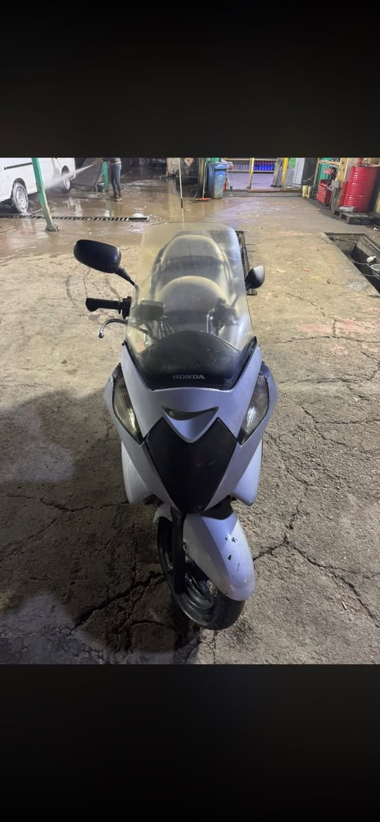 سلام عليكم شباب دراجه سلفر ونج 600 اوفر مود شغال  دراجه شلعه ومعدل. كفراته نضافتهن 70/100 مكينه ناعمه بلاديه   مكاني بغداد العبيدي حي الرئاسه سعره مليون وبيه مجال رقمي ***********
