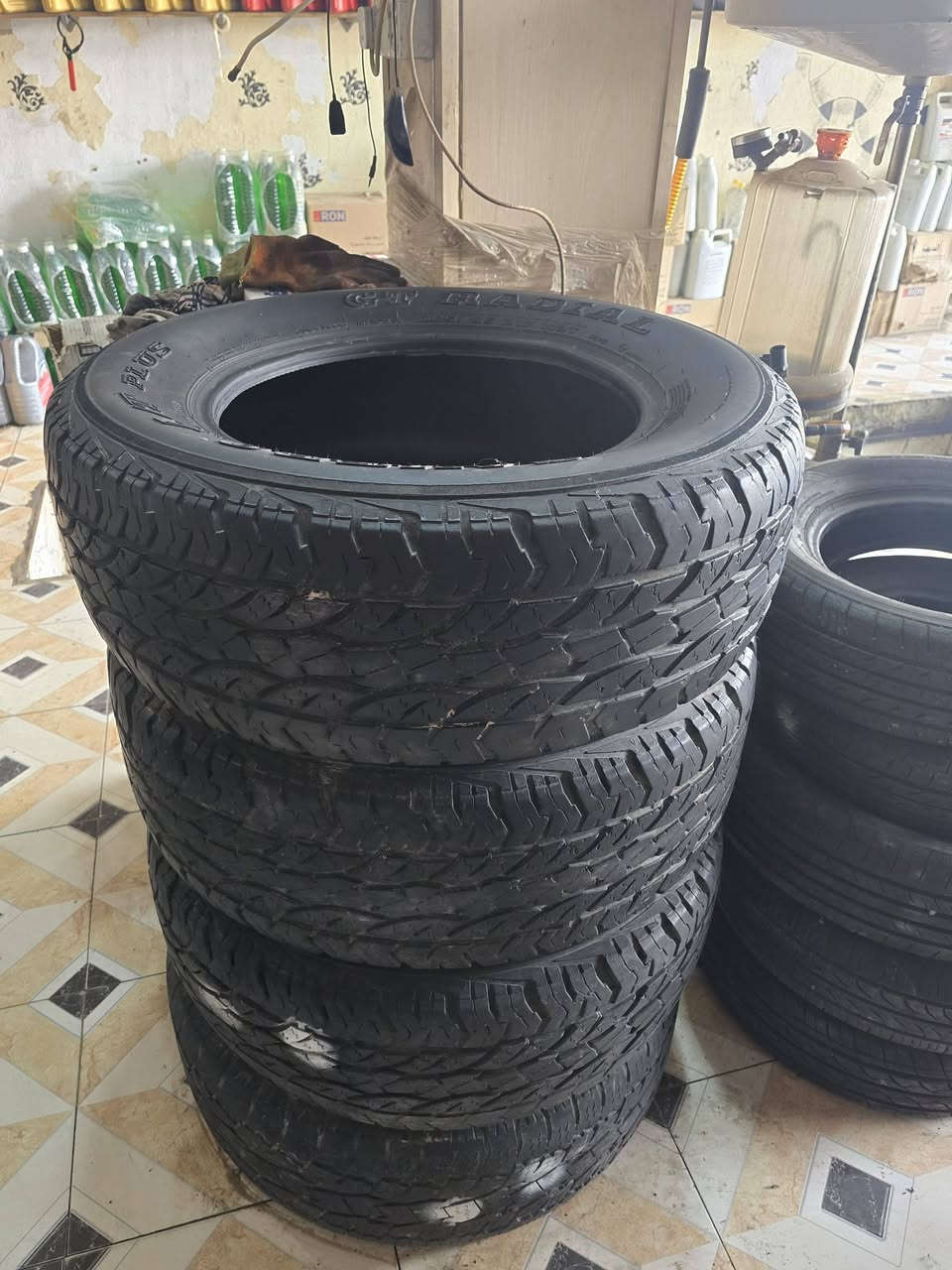 السلام عليكم 
متوفر تاير خشن اكثر من تخم 
كلهم نقشه واحده 
ونفس الفياس 
متوفر 
حجم ١٦   ٧٠    ٢٦٥ 
حجم ١٧   ٧٠    ٢٦٥
مجمع الجوادين الرميثه شارع العام نهاية الحي الصناعي جواد الغانمي ***********
