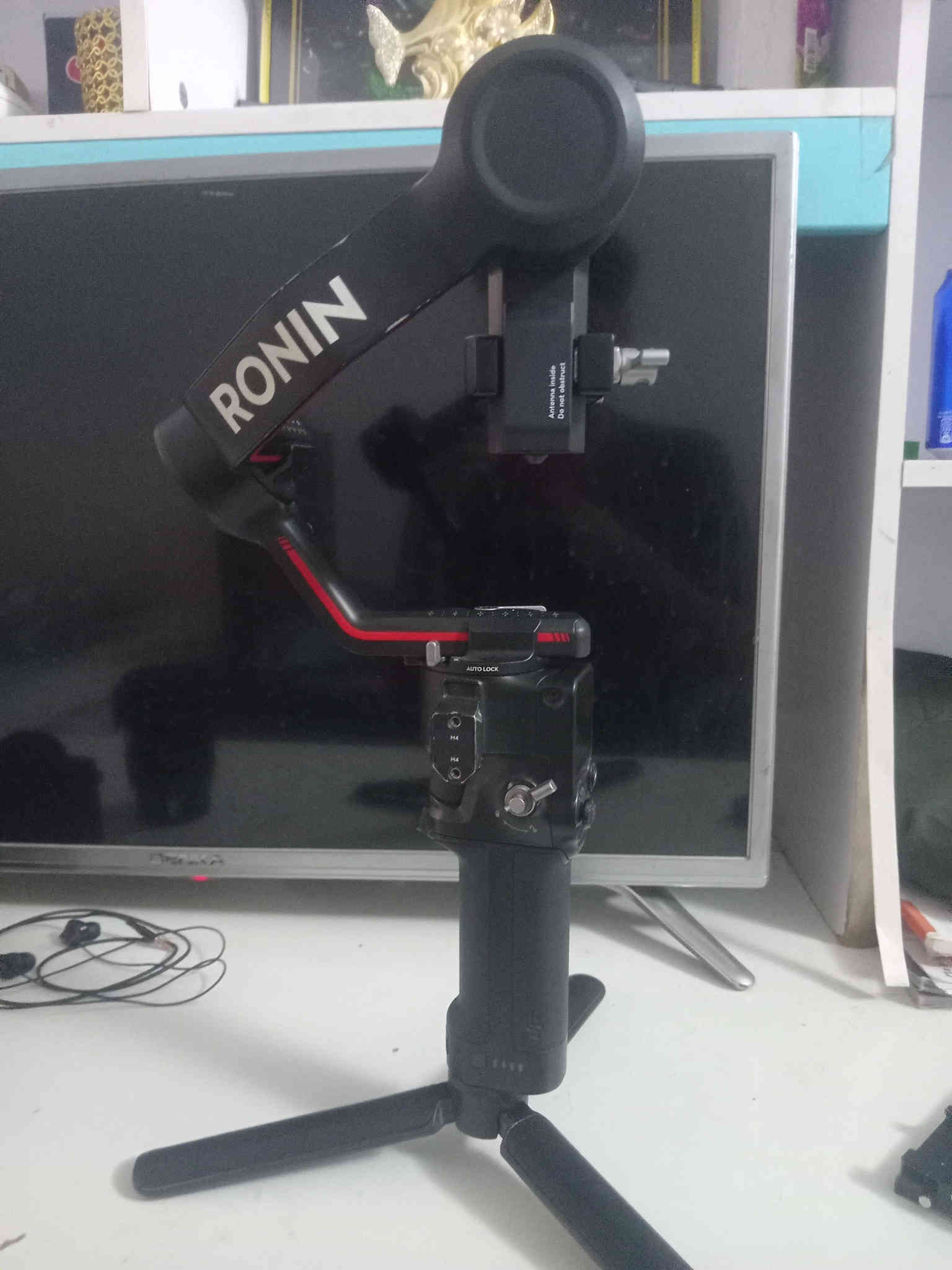 السلام عليكم 
بدي سوني a7iii جديد مصور بي 17مره فقط زلغه مابي البدي جديد ونضيف تجي وتشوف بعينك شتر ما ادري شكد 
+عدسة 28.70 f2.8 هم جديده مصور بيه 17 مره زلغ مابيه هم جديده +رونين 3s نضيف بي زلغ موضح بالصوره نسبة النضافه 95% 
ملحقات الغراض 
الرونين كارتونه وملحقاته كله موجوده 
البدي كارتونه وكتلوك الكامره وشاحنه الاصليه وبطاريه وحده 
العدسة كارتونه وكتلوك العدسة وقباقه غراضه الاصليه 
الرونين سعره 500
البدي مليون و525
العدسة 975
كلهن يصيرن 3مليون
الاسعار قفل
ما متواجد ع الفيس 
هـ ***********
