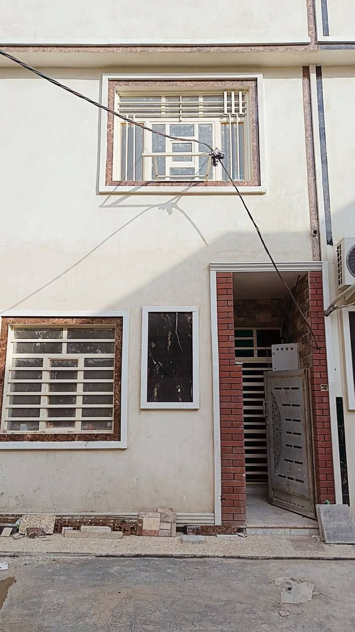 سلام عليكم عدي بيت الجار العنوان الخطيب بشارع الضغط البيت مساحته 55مت يحتو علا طرمه استقبال ومطبخ وصحياته وغرفه ومنور الطابق الثاني غرفتين كل غرفه بيه صحياته البيت حديث الجار مده محدوده الستفسار رقم الهاتف 
***********
