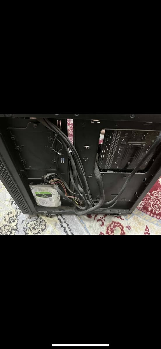 كيس وي الشاشه للبيع بغداد بلديات  الرقم *********** بس الجامه الخلفيه مكسوره تكدر تشد تفصال  بس اني مافارغ الها المواصفات
I5 8400
Gtx 1060 3gb
Ram 8
Ssd 256 
Hdd 1 T
الشاشه ديل ٢٢ إنش الوانها تخبل بس مابيها ستاند متچيه عل حائط وياها ماوس وكيبورد وماوس باد
السعر ٣٥٠
