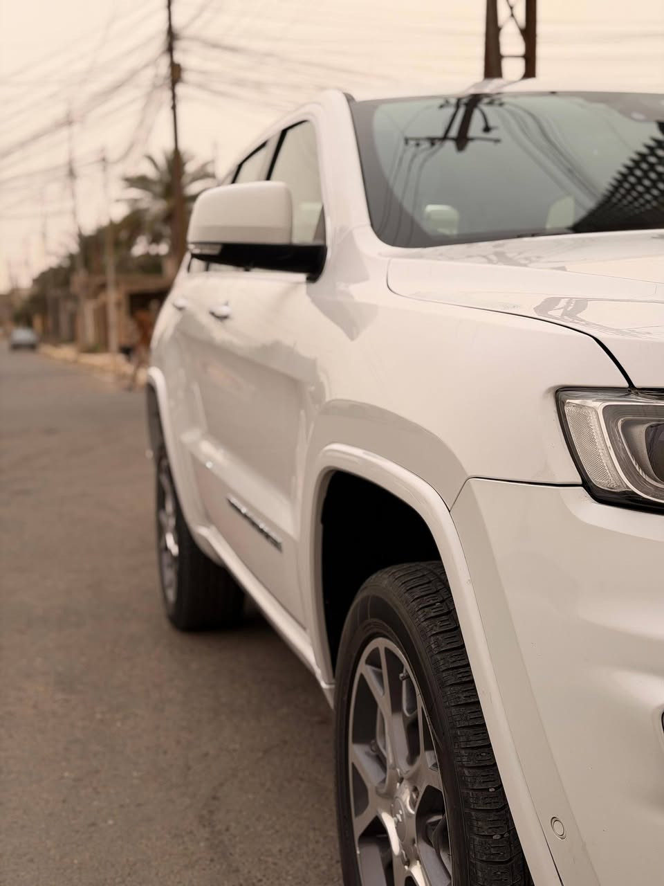🛑 إعلان بيع سيارة: جيب كراند شيروكي (أوفرلاند) 🛑
​النوع: جيب كراند شيروكي - فئة Overland (أعلى مواصفات)
الموديل: 2021
العداد:( 37000كم) يعني زيرو بعدها 
السياره  بحالة الوكالة ( كفالة عامة)
​🌟 المواصفات الفول (Full Options):
​ سعة المحرك  6 سلندر 3.6L) قوي واقتصادي.
​الدفع: رباعي (4X4) مع أنظمة قيادة متعددة ايكو سبورت نورمال  للتضاريس.
​البانوراما: فتحة سقف بانوراما بالكامل.
​الكراسي: جلد طبيعي فاخر (أوفرلاند مميز) مع ميزة التدفئة والتبريد للكراسي الأمامية والخلفية + خزن وضعيات الجلوس.
​الشاشات: شاشة عرض كبيرة تدعم Apple CarPlay و Android Auto + نظام صوتي فاخر (Alpine/McIntosh).
​الحماية والأمان: رادار أمامي وخلفي، تحديد مسار، كاميرا 360 درجة، حساسات بجميع الاتجاهات، ونظام الفرملة الذاتية عند الطوارئ.
​الاضاءة: تفاعلية Full LED ذكية.
​الاضافات الأخرى: صندوق خلفي كهربائي (شفط)، تشغيل عن بعد، بصمة كير، وجامات عازلة للصوت والحرارة.
سياره جكات تصعد وتنزل  جنايه الاوفر لاند تعرف شنو مواصفاتها وبعد بيها  مواصفات 
​ سيارة كفالة عامة (مكفولةمن الدعامية للدعامية) من أي صبغ، شخط، أو تعديل. 
​الرقم سياره اربيل   جاهزة للتحويل سياره جديدة بمعنا الكلمه سياره فول لفول  ا جلخ مابيها سياره ماكو بنضافتها  سعر المطلوب بيها 340ورقه  مكان السياره الانبار رمادي   للتواصل ***********
