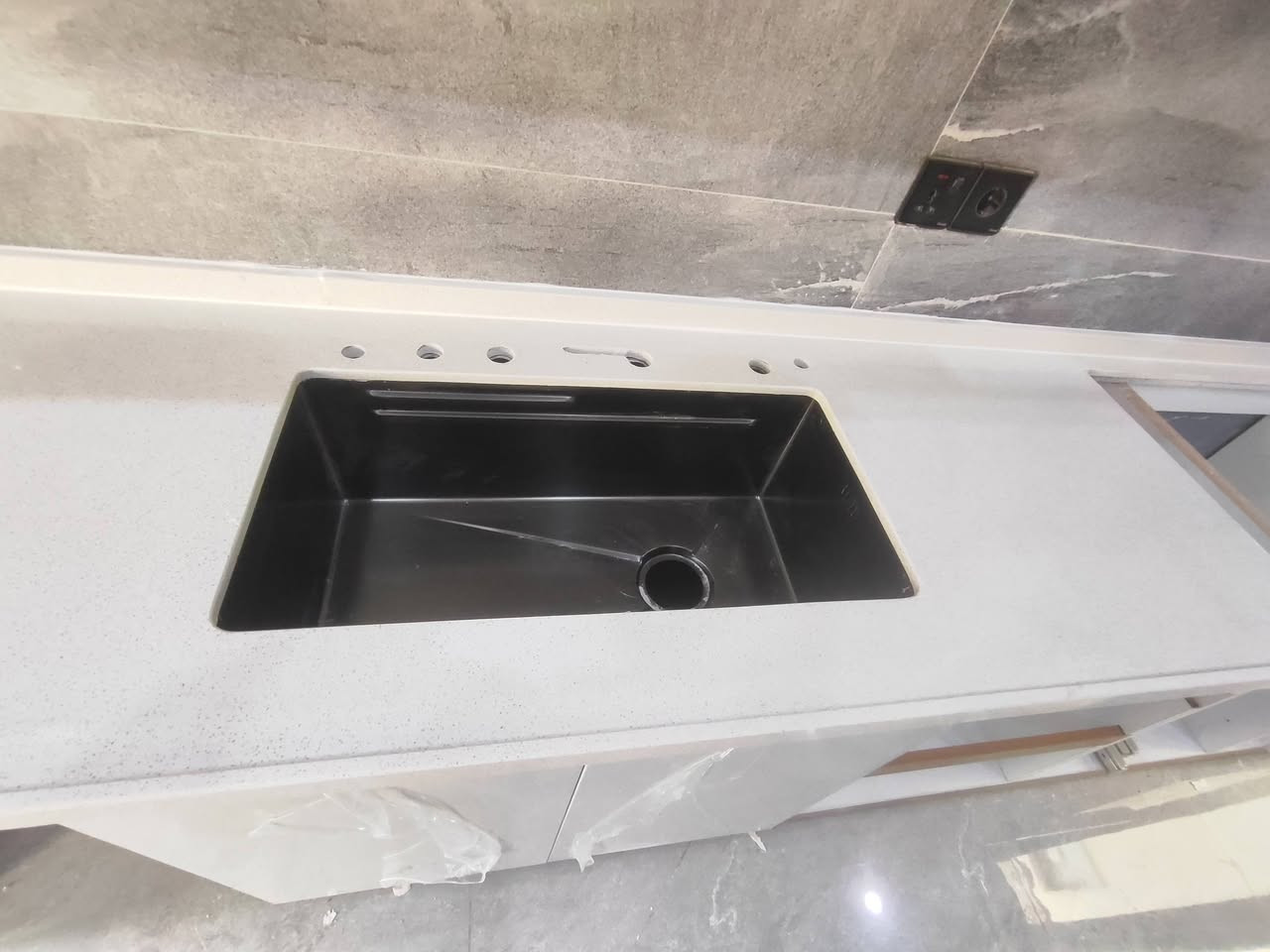 لما يكون مطبخك غير متوافق مع افكارك واستخداماتك نجهزك بتصميم احترافي… وتتجاوز كل مشاكلك 👌🏻💻  
مطبخك أساس بيتك 💫  
 #الكنزللمطابخ_الحديثة…
ملاحظة: وداعا مشاكل الحراره والشخوط واثار الاستخدام لان الحجر المستخدم من الكوارتز المخصص لاسطح المطابخ

مستعدون لتجهيزكم بسطوح مرمر الكوارتز  💯 
- مقاوم للخدش ⭐
- مقاوم للحرارة 💥
- عمل درجة اولى💯
- صحي ضد البكتيريا والفطريات ✅
- اسعار تنافسية 🔥💯

‼️عروض خاااااصه وتنافسيه لأصحاب معامل تجهيز المطابخ‼️ 

للأستفسار مراسلة الصفحة 
او الاتصال واتساب  
***********‬
***********

العنوان /العراق - موصل/  صناعة الكرامه - شارع 60

#موديلات #مطابخ #سنكات #كوارتس #نوعيات #ألوان #صناعة #تغليف #مرمر #كرانيت #حجرطبيعي #معمل #نوعيات #شركة #متوفر #حجر #الكنز #كنز #كاونترات #خشب #mdf #كوارتز #مطبخ #مطابخ #كوارتز #احواض #سنك #موصل #نينوى #الشمال #الواح #صناعة #خشب #بالونة #عين #كوارتس #العراق #مجمع #الشروق
