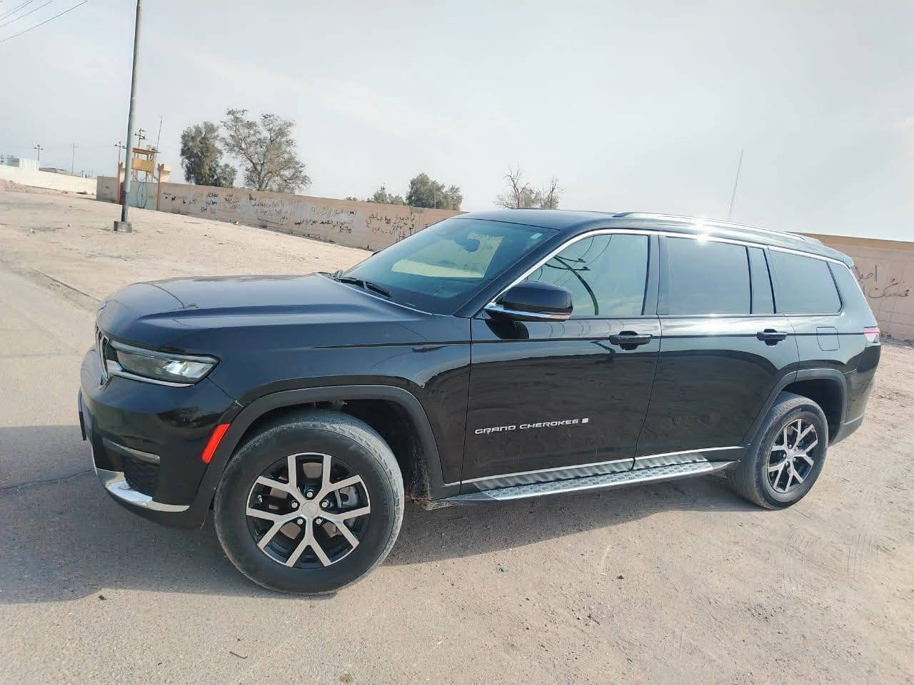 سيارة شاروكي موديل 2024 وارد أمريكي
بس جاملق امامي مبدل لون دشبول حليبي 
السعر ثلاث شدات وعشرين ورقه وبيه مجال 
رقم الهاتف ***********
