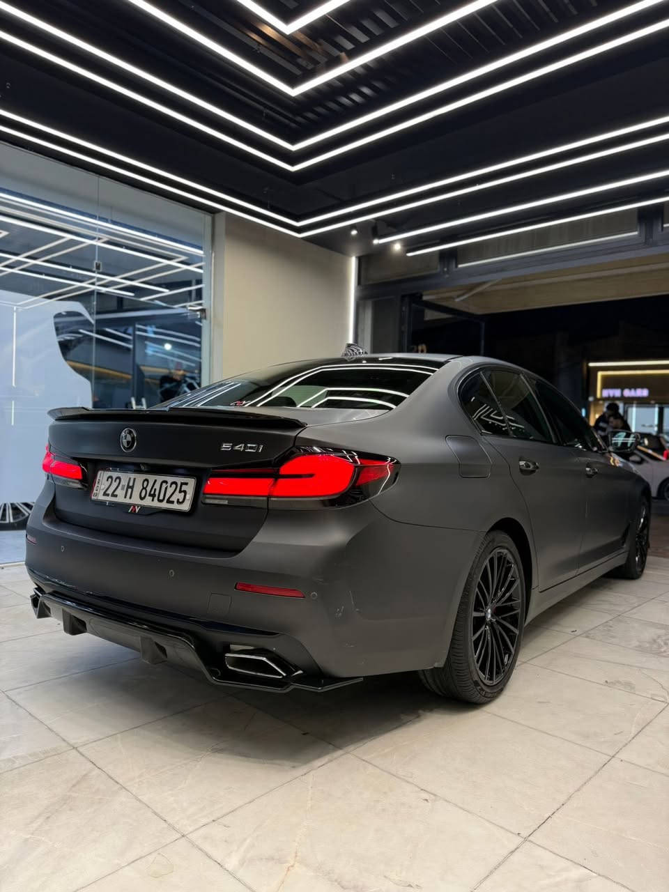 Bmw 540i 2021
3.0L twin turbo 52000 km 
السيارة مغلفة ppf طافي يم nvn
سيرفس يم العروش 
سلايد 
كشنات جلد 
كشنات فل تحكم 
تدفئة كشنات 
خزن وضعيات قيادة
تحديد مسار 
حساسات داير ٣٦٠
داتا شو 
تحكم بالايماءات
اربع وضعيات قيادة
جنطة شفط 
و باقي مواصفات ال Bmw 
حادث قطعة وحدة جاملغ جهة السايق بدون دواخل 
بدون ايرباك 
السعر 38,500 $
بغداد منصور او اعظمية
***********
