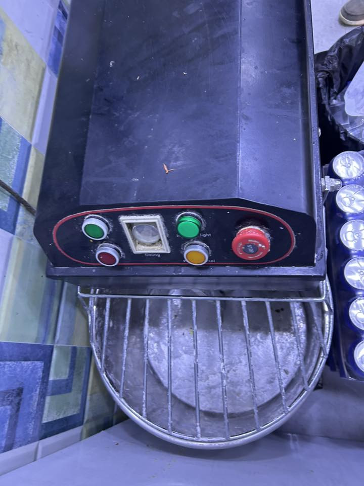 غراض للبيع استخدام قليل بأسعار مغريه @
عارضه مقبلات وتصير ميز تحضير ستيل ورخام
 براد لحم يصير تجميد وتبريد 
عجانه ايطالي 20 كيلو 
ميز تشريح لحم 
حمايه مال تمن ومرق 6 بلنكات 
تنور خبز 
للتواصل واتساب : ***********
