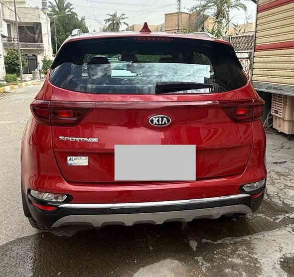 السلام عليكم 
للبيع كيا سبورتج 2021 خليجي نظيفة السيارة مال بيت ماشيه 42 الف كيلو محرك 2.0 
مواصفات : 
بصمه 
كشنات كهرباء 
شاشة كبيره 
كامرة خلفية 
حساس امامي + خلفي 
كشنات جلد 
تحكم ستيرن 
مثبت سرعه 
مري شفط كهربائيه مع البصمه 
داريف مود 3 وضعيات 
قطعتين تبريد 
سياره نظيفه بدون صبغ بيها فقط بارد بل جاملغ الايمن اقل من شبر 
السعر 20،000$ للاستفسار ***********
مكاني بغداد الوزيريه
