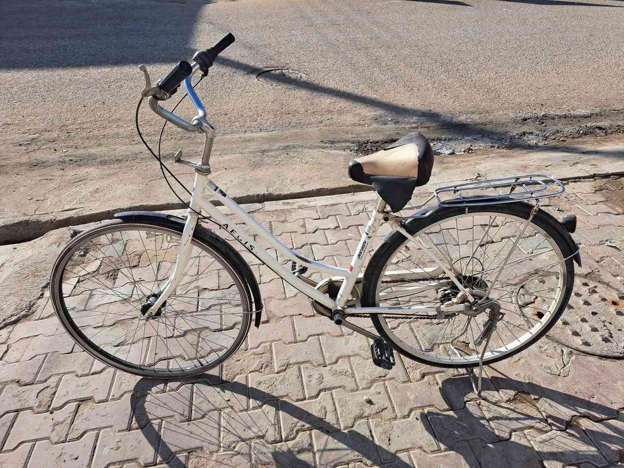 السلام عليكم شباب بيسكل بناتي حجم 27 للبيع البيسكل توايره تعبانه يعني عوزه تايرات البيسكل باله جديد ونضيف البيسكل سعره 90 اوبي مجال للشرايه صدك
متواجد خاص او رقم واتساب***********
