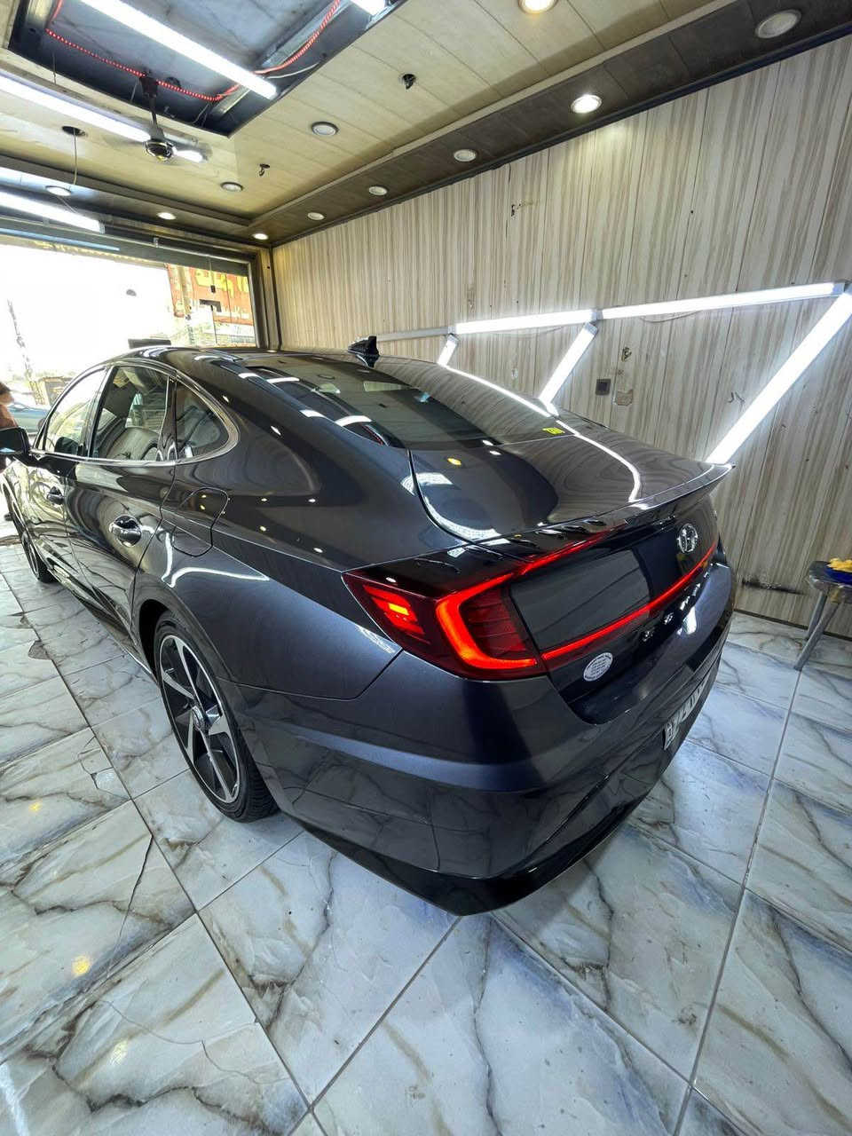 السلام عليكم. 
سوناته موديل 2021 للبيع او المراوس
اللون رمادي مميز
الحادث سطحي الجاملغ الايمن الامامي مصلح ومصبوغ والبنيد مبدل ومصبوغ فقط بدون دواخل ايرباك ستيرن طاك وارجع سستم الشاصي واللغد مكفولاة 
المواصفات 
محرك 1600تيربو 
الكير نضام DCTدبل كلج 8نمر عادي اوتو
اربع انضمة قياده
بصمة تشغيل 
بصمة ابواب لمس
كشنات جلد+كنتار
الكشن الامامي تدفئه
كشن السائق كهرباء
تحكمات ستيرن فول
تشغيل عن بعد
اشاير بالمري
نقطه عمياء
رادار امامي 
رادار خلفي ل
رادار جانبي
تحديد مسار
شاشه 
كامره خلفيه دواره
شاشه ديجتال متغير 
ويل كب رياضي حجم 19N
شفتات بالستيرن
شحن لا سلكي
قطعتين تبريد
تبريد بيانو
مثبت سرعه 
تحديد مسار
سايد بريك بصمه
ترحيب عنده الاقتراب
تدعم نضام car play+android auto
نضام الملاحه
اوتو هولد 
قياده ذاتيه
نضام ABS
حساس اطارات
سعر 155 وبي مجال 
ملاحظه سياره عليه منضومة غاز و تكدر تلغي  ويرجع الوضع طبيعي بلادي 

السياره ماشيه 98000كيلو وليس ميل
الموقع/بغداد/الغدير 
للاستفسار/*********** بغداد, العراق
