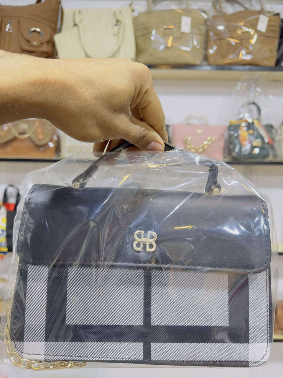 انواع الحقائب النسائية
سوق الفجر الجديد القيصريه الثانيه رقم المحل 34
يوجد توصيل داخل الفجر
***********
