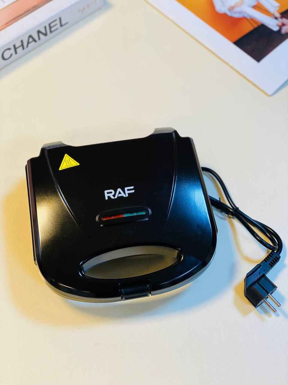 ‏ كابسة صاج كهربائية RAF 
درجة اولى من شركة راف الالمانية🇩🇪
RAF Sandwich Maker
كابسة صاج وساندويش من شركة راف العالمية الحجم الصغير بقوة 850 واط، مما يوفر تسخينًا فعالًا وسريعًا لتحضير الساندويشات في بضع دقائق فقط. تضمن الطاقة العالية تحميصًا متساويًا وشاملًا،

✅ تمتاز بـ:   
-أداء عالي و تسخين سريع
-صفائح مغطاة بطبقة مقاومة للإلتصاق    
-ضوئين إشارة لحالة التشغيل والإطفاء 
-تفتح بزاوية 90 درجة مما يمنح الراحة والسهولة اثناء الاستخدام 
- قفل أمان للحماية اثناء التشغيل
- الطاقة: 850 واط.
- الأبعاد: ارتفاع 27 سم، طول 29 سم، عرض 29 سم.
-سهلة التنظيف والاستخدام
-تسخين من الطرفين الاعلى والاسفل
⚠️لا نتعامل مع المناشئ الرديئة اطلاقاً بل نتعامل مع الماركات العالمية وذات الجودة الممتازة
#الاصلي المنشأ الماني 🇩🇪 💯 البصرة, العراق


**إذا كنت صاحب هذا الإعلان وتريد حذفه لأي سبب، رجاءا أرسل رسالة إلى الدعم الفني**