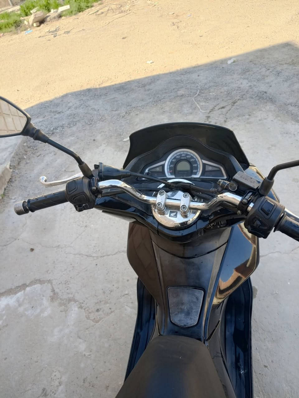 السلام عليكم 
دراجه pcx جيل الثاني ياباني مكينه 150 ستيرن كهربائي مكفولة مكينه وكشر مكاني بغداد جميله سعر  مليون وسبعميه وبيها مجال للشراي ***********
