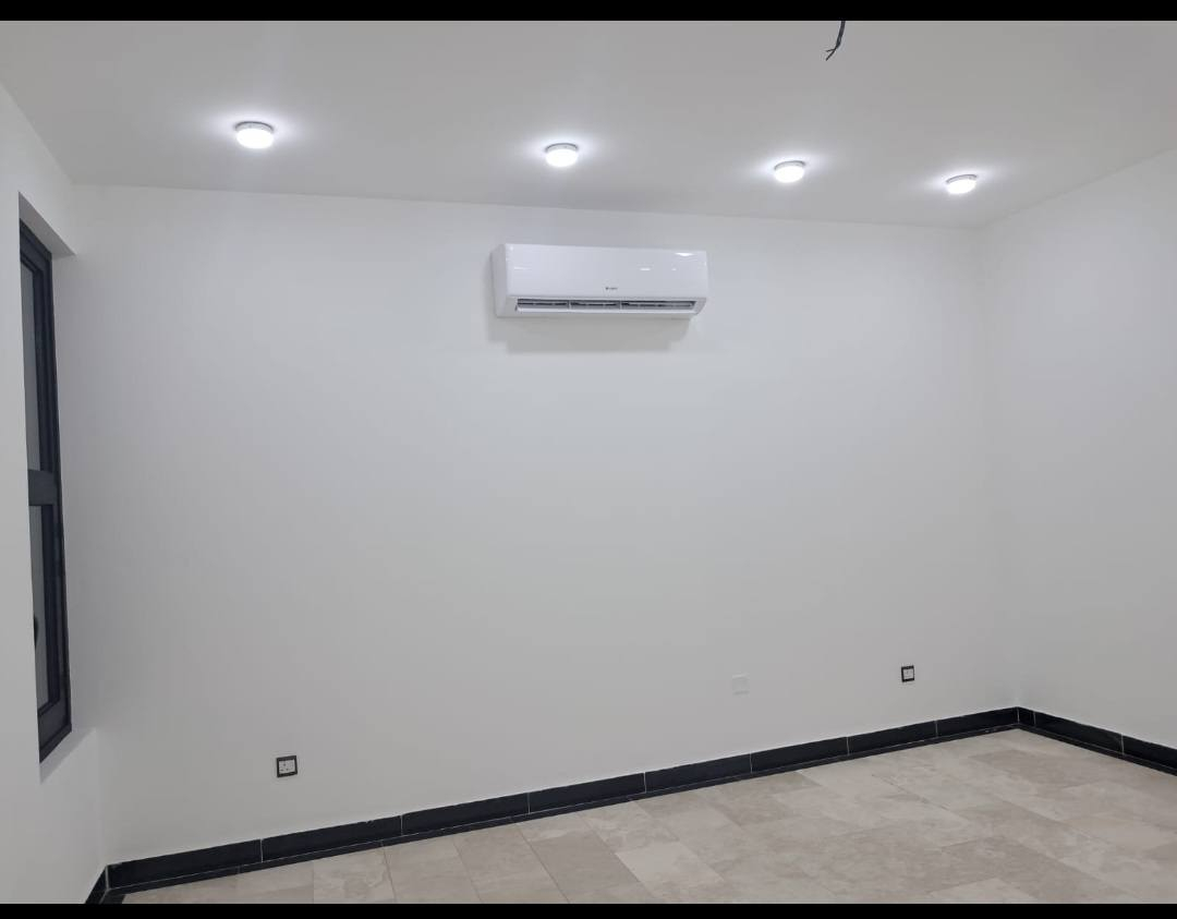 السلام عليكم
شقة للايجار طابق ارضي تحتوي على غرفتين نوم
  أثنان حمامات غرفة لوندري(غسالة) مطبخ كبير مع اثاثة(كاونتر وطباخ والسنك والخ) غرفة ضيوف حجم كبير. شقة مكيفة بالكامل  
علما زجاج الشقة ضد الصوت (فايبر كلاس عازل) الشقة محمية بنظام سكيورتي(انتركوم) 
مساحة الشقة 150م صافي ماعدا المناور والبالكون. موقع البناية منصور الداوودي قرب مدرسة الظفر .فقط عوائل 
الاستفسار ***********
