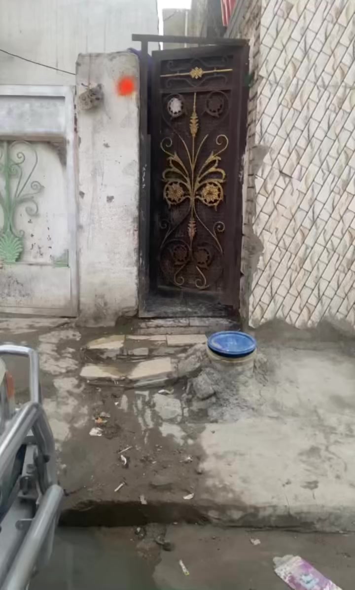 السلام عليكم ورحمة الله وبركاته بيت للبيع 90متر خلفيه طابقين سنه البناء 2020.الارضي يحتوي على استقبال وغرفه ومطبخ وترك وصحيات الطابق الاول يحتوي على غرفتين وحمام. حيطارق الوسط قرب حسين المضمد تيل35متواجد واتساب***********
