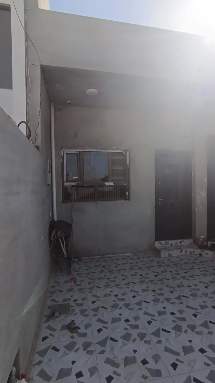 بيت لبيع شوراو 2 مساحه 150م
خدمات ماء كهرباء صب داخل فرع 
بيت يتكون من غرفتين نوم 
صاله و استقبال و صحيات و منوار
درج داخلي مع بيتونه و كراج كبير 
و صحيات خارجي 
عنوان شوراو قرب جامع القباء  لتواصل 
***********
