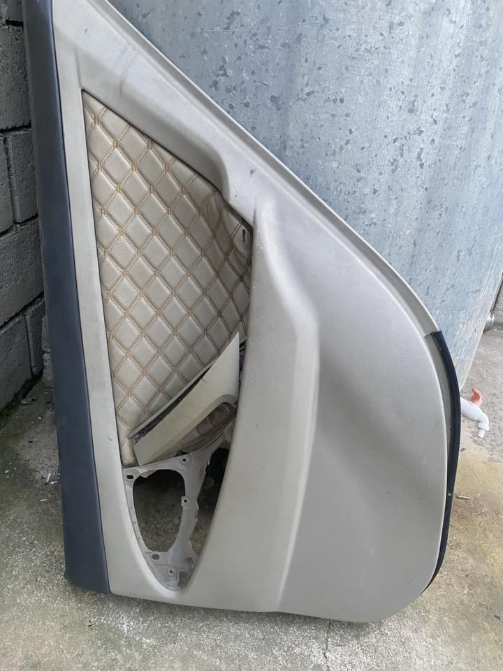 تاقم بەرگە دەرگای کامری جوان وپاک ماوەتەوە بۆ فرۆشتن لە سلێمانیم
***********
