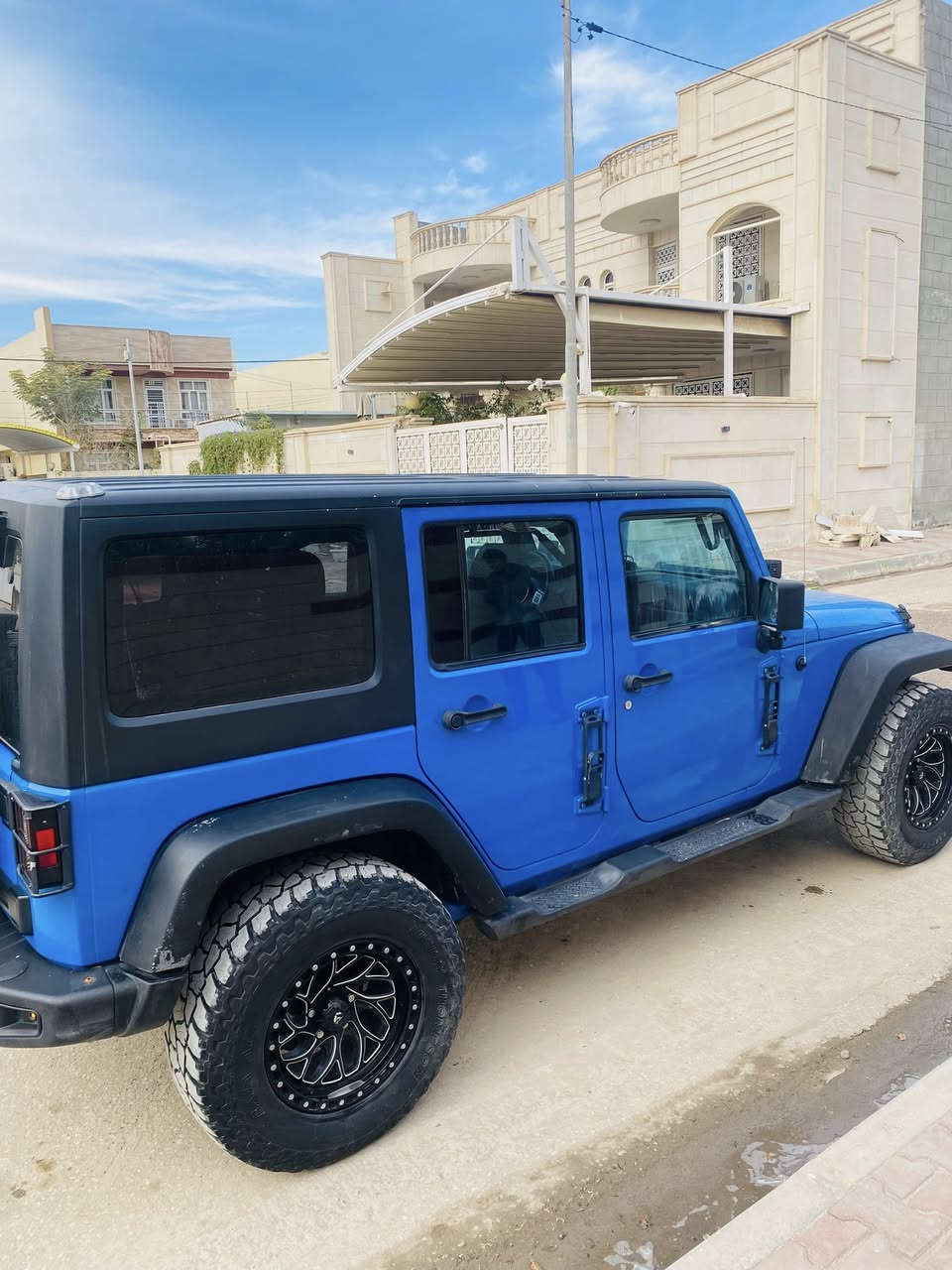 السلام عليكم جيب رانكلر موديل 2011 رقم بغداد بأسمي حادثها موضح بل الصور السعر 155 وبيها مجال مكان السيارة بابل 
***********
