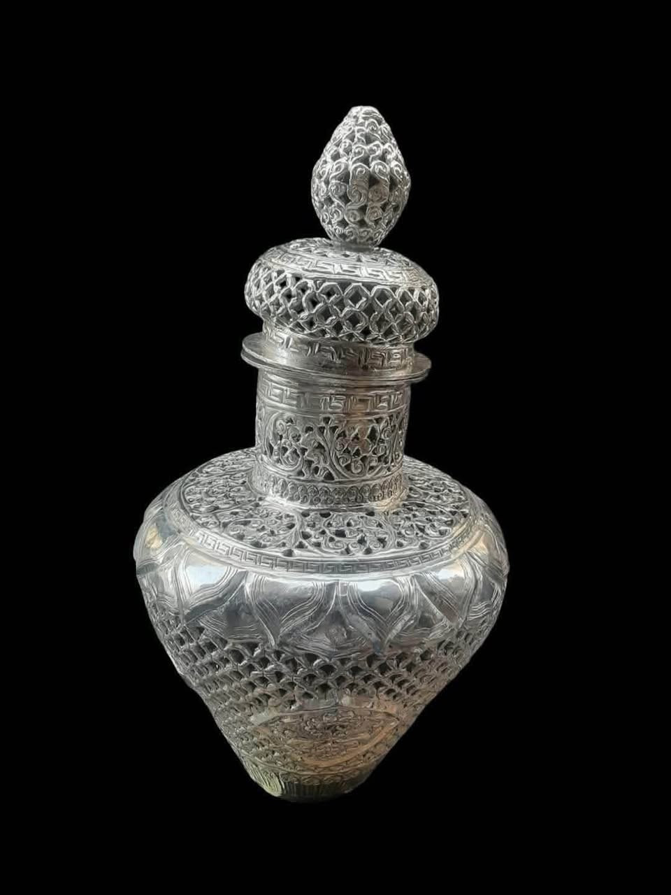 وارد فرنسا 
مبخرة تركي سبيكة برونز مطلي فضة 
إرتفاع 47 سم قطر علوي 11 سم وسفلي 9.5  سم 
محيط الإنتفاخ 76 سم 
خفيفة مش ثقيلة بالنسبة للحجم الضخم 
السعر 6.5k
أنتيكات أبو أسكندر الخصوص, القليوبية


**إذا كنت صاحب هذا الإعلان وتريد حذفه لأي سبب، رجاءا أرسل رسالة إلى الدعم الفني**