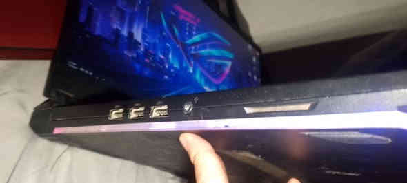 السلام عليكم لابتوب اسوس
النوع: ASUS ROG Strix
 الموديل: G712LWS
 حالة الجهاز: مستعمل – نظيف جداً
** مناسب للألعاب الثقيلة والتصميم والمونتاج

 المواصفات الكاملة:

 الشاشة

17.3 inch

FHD 1920×1080

144Hz معدل تحديث

IPS-Level

 المعالج

Intel Core i7-10750H

Six-Core 6C/12T

Up to 5.0GHz

 كرت الشاشة

NVIDIA GeForce RTX 2070 SUPER

8GB GDDR6

أداء ممتاز للألعاب AAA والبرامج الثقيلة

 الرام

24G DDR4 (قابل للزيادة)

 التخزين

1T SSD NVMe

سرعة عالية بالإقلاع وتشغيل البرامج

 الصوت

Dolby Atmos

سماعات قوية وواضحة

 الإضاءة

RGB Keyboard

Aura Sync

 الملحقات

الشاحن الأصلي

بدون مشاكل حرارية

الجهاز نظيف بي فطر بسيط من جوه ما مأثر على شي شرط الفحص
