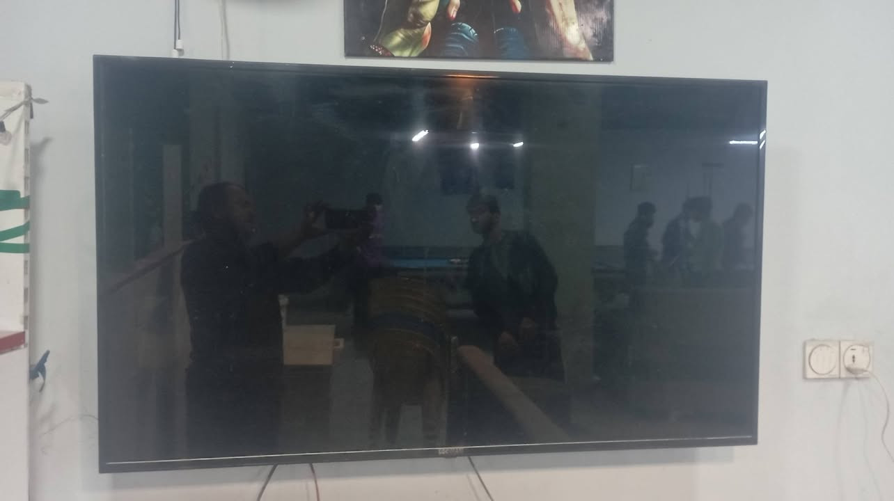 شاشه للبيع حجم 52
500بيه مجال ***********
