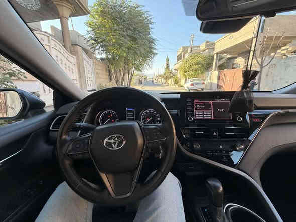 تۆیۆتا کامری 
مۆدێل 2023 SE ئەمریکی
٥٠ مایڵ ڕۆشتووە 
ڕادار و تعدیل سرعة
سەیارەکە هەیکەل و هەموو شتێکی زۆر جوانە و عەزیەت نەدراوە
بۆنیت و چەمەلاغی پێشەوەی بۆیاغە و تەنیا پەڕەشووتی سوکانی تەقیوە
هیچ دەستێکی نەکردووە و هەر لای خۆمبووە و سەنەوی تازەیە و بە ناوی خۆمەوەیە 
پارەی ژینگەو ڕێگاوبانو هەموو شتێکی  تاوەکو کۆتای ٢٠٣٠  دراوە.
مەسج بکە یان تێل بۆ *********** رانية
