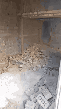 للبيع بيت 100 متر بشارع المعمل يم السوك منطقه حلو وبيها كافت الخدمات قريب الشارع العام سند 25 عوزه بس لبخ وصبابه مجاري كامله بي بنيان درجه أولاه الاساس صب بنيان على ادينه السعر 20 للاستفسار لاتصال ***********
