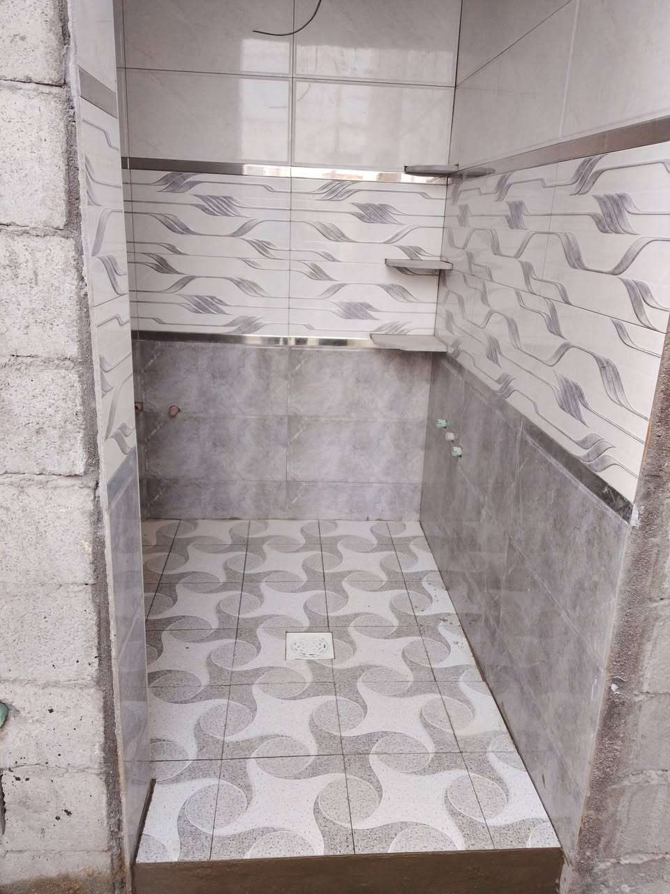 السلام عليكم خلفه سيراميك ارضيات متفرغ***********
