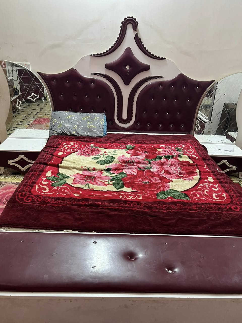 السلام عليكم 
غرفه مال نوم للبيع السعر 250 وبيها مجال 
للأستفسار : *********** 
خاص متواجد مستعجل ع بيعته
