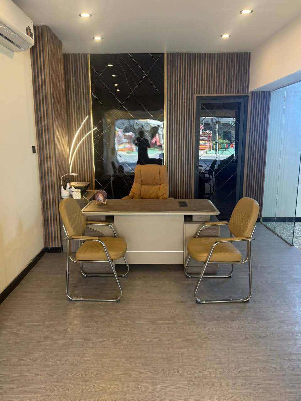 سلام عليكم محل لليجار يم الضربه يصلح مكتب دلاليه اوصالون نسائي اوحلاقه اومكتبه اي مشروع  المحل كامل ديكور جاهز للستفسار ***********
