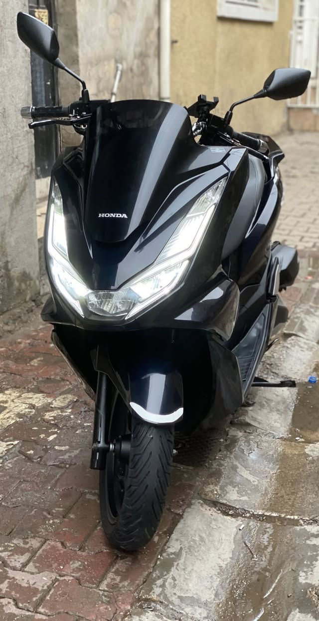 السلام عليكم للبيع
دراجة pcx 2023 جيل الرابع ياباني 
مال معرض جديدة بكل معنى الكلام 

رقم الشاصي JK05 - 1016792

لون حبري صدفي 
حجم المحرك 125cc 
المسافة المقطوعة 25 الف حقيقي 
بصمة دكمتين عدد البصمات 2 + 
مفتاح طوارئ 
اي بي اس مانع نزلاق 
تايرات الوكالة مشلن بخطوط الشركة 
بعدهن خلفي + امامي 
قاعده مال تليفون اصلية وياها اجتي 
حساس زدحام + ستان كهربائي 
عده مال سباين كاملة 
كتلوكات الدراجة ودفاتر كلهن كاملات 
الدرجة جديدة جديدة بالكارتون 
وشرط تجي واشوف بعينك 
مكفولة كفر + مكينه + كهربايات 
شرط وين ميعجبك تفحص 
من باب تاخذه 
ادامة فلتر شوتة + دهن موتل من وكيل 
اكرر ياباني ياباني بالعافية ع ياخذها 

اي ستفسار متواجد خاص او وتساب 
رقمي *********** 

العنوان النهظة الشيخ عمر قرب 
باچة الحاتي
