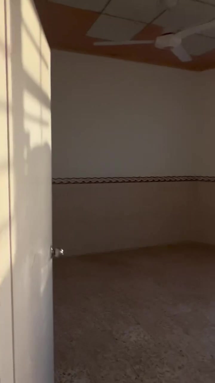 شقه طابق اول للاجار 
غرف 2 +هول + مطبخ +بلكونات عدد 2
شقه نضيفه وجاهزة كم واضح بل صور
العنوان الجانب الايمن وادي حجر قرب المدخل من جيهة المستشفى 
 للاستفسار الاتصال على الرقم 
***********
***********
