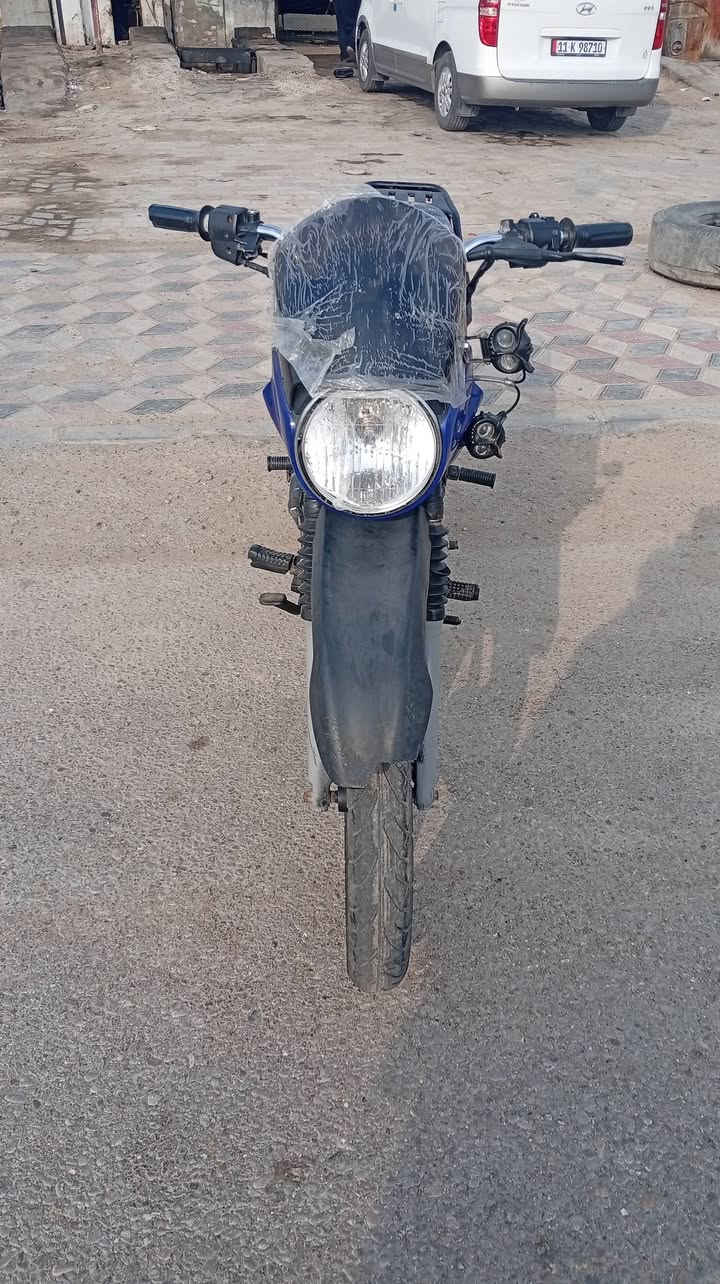 سلام عليكم بوكسر للبيع 2018 اوراق بسمي دراجه خير من الله نضيفه كهرباء كله شغال مكاني  ميسان ناحيه سلام سعر 700 وبيه مجال قليل  + أو اراوس نامه اوراق حسب نضافه    رقمي ***********
