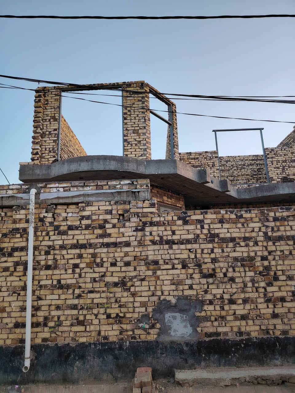 بيت للبيع حي مين الثاني مقابل مجمع الأمير مساحة ٢٢٠ متر يحتوي على ٤غرف نوم وصاله ومطبخ واستقبال صحيات خارجيه وداخليه بنسبه طابق ثاني غرفتين وصاله وصحيات بيت مسس ماي وكهربا بوري مطبخ مطبك سيراميك وصحيات ايضن سيراميك مع كافت خدمات كهرباء وماي ومجاري شارع تبليط كيبل اضوي ***********
