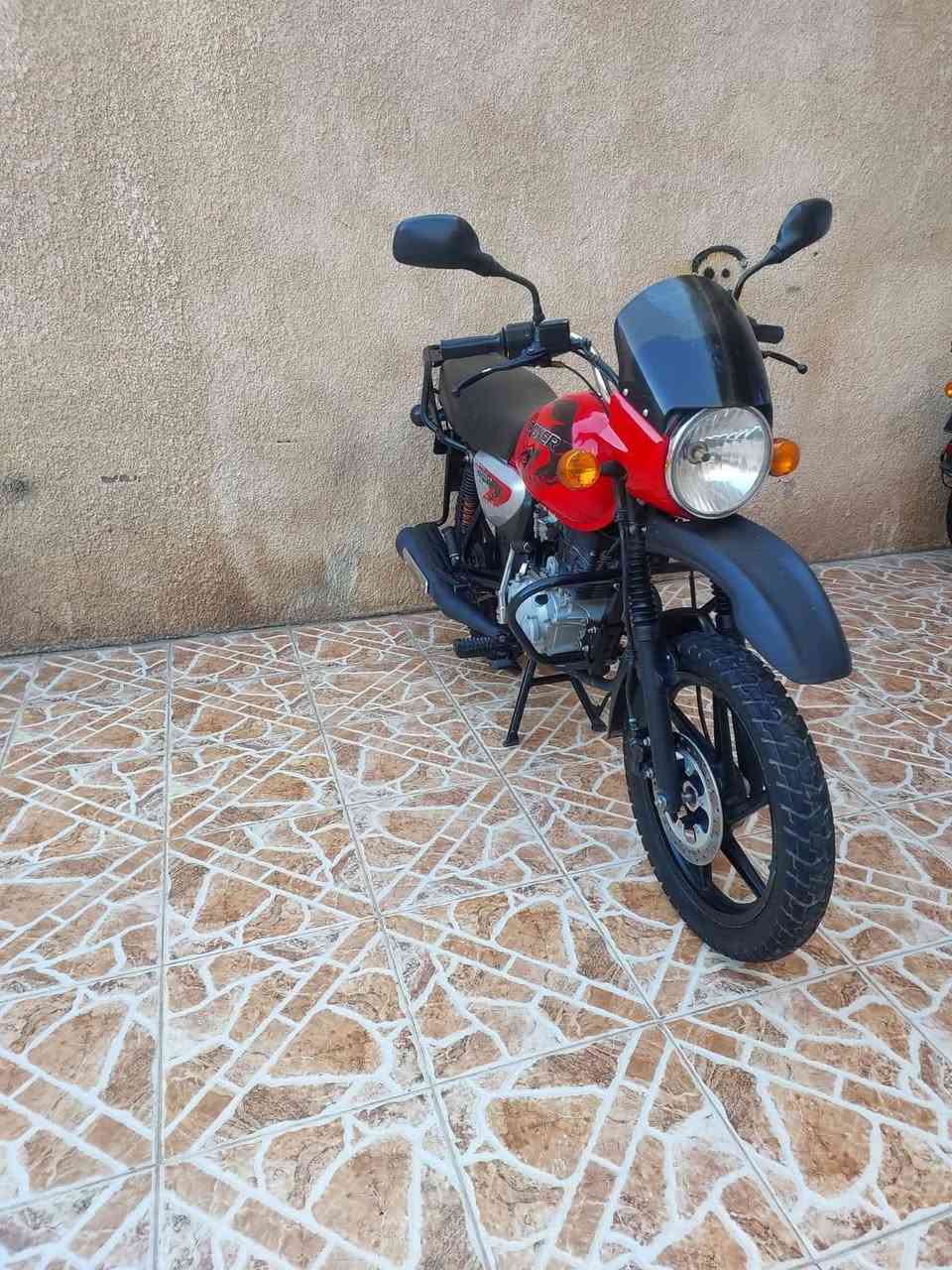 السلام عليكم شباب 
بوكسر للبيع
موديل 2021 شهر 12
 نازله 2023 
دراجه زيرو 
مكفوله كفاله عامه 
دراجه رقم وسنويه ديالى
 تحويل ثاني يوم 
مكاني ديالى خالص
 الشراي يتصل على هذا الرقم ***********
