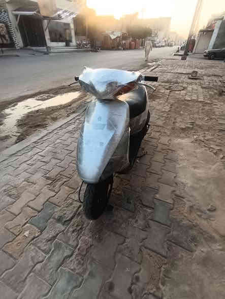 السلام عليكم دراجه للبيع ساسوكي نضيفه ما عوزه اي شي سلف كهربائيات شغاله
ما مفتوحه معدل ٥٥ السعر 350 وبيهه مجال الشراي يتصل عل *********** او واتساب
