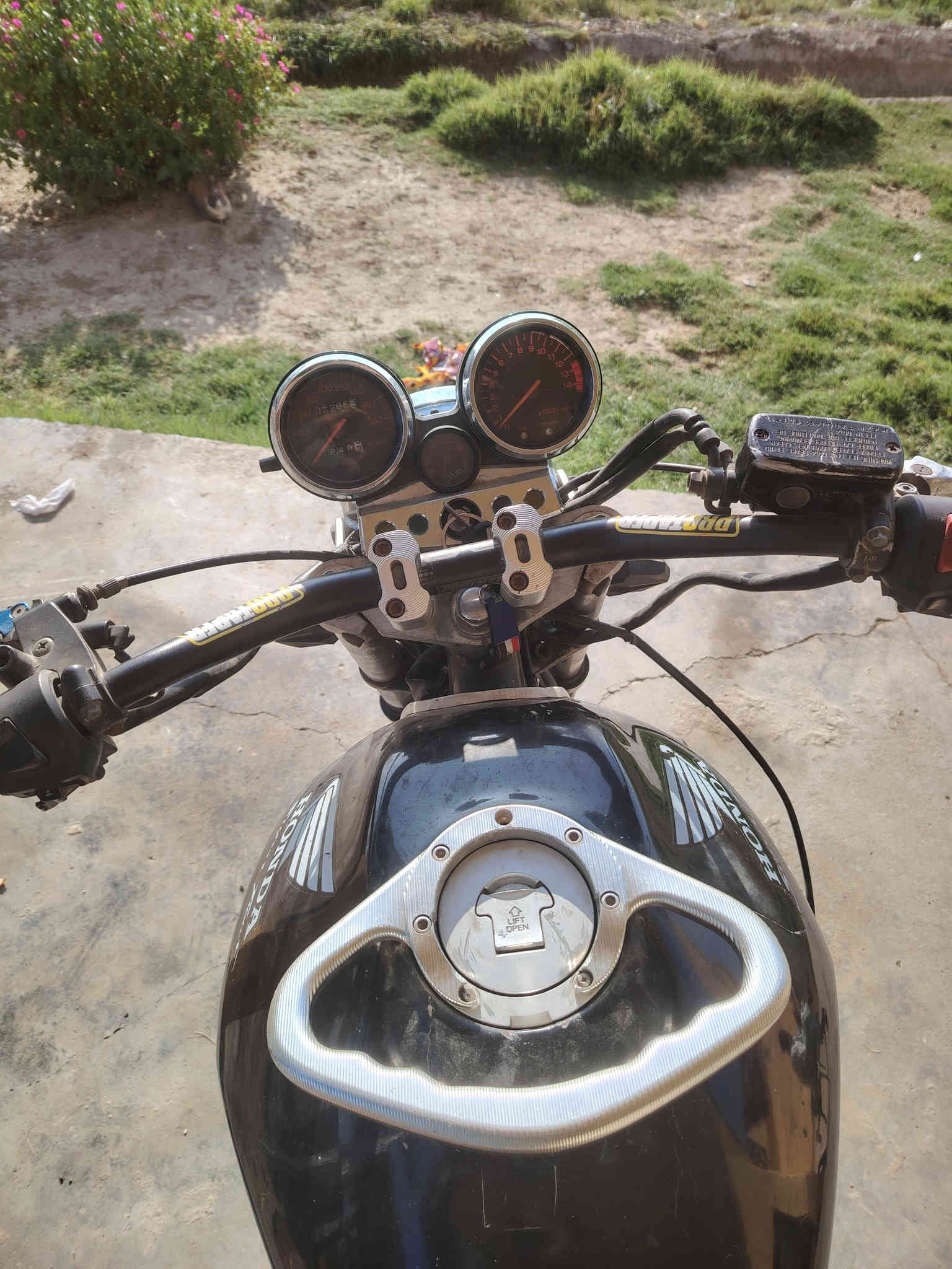 السلام عليكم
دراجه للبيع SB4
محرك على الفحص كهربائيات كله شغاله محرك400 تعبر 180 بطناش123السعر مليون وأربع ميه 1،400 وبيه مجال
الرقم ***********
