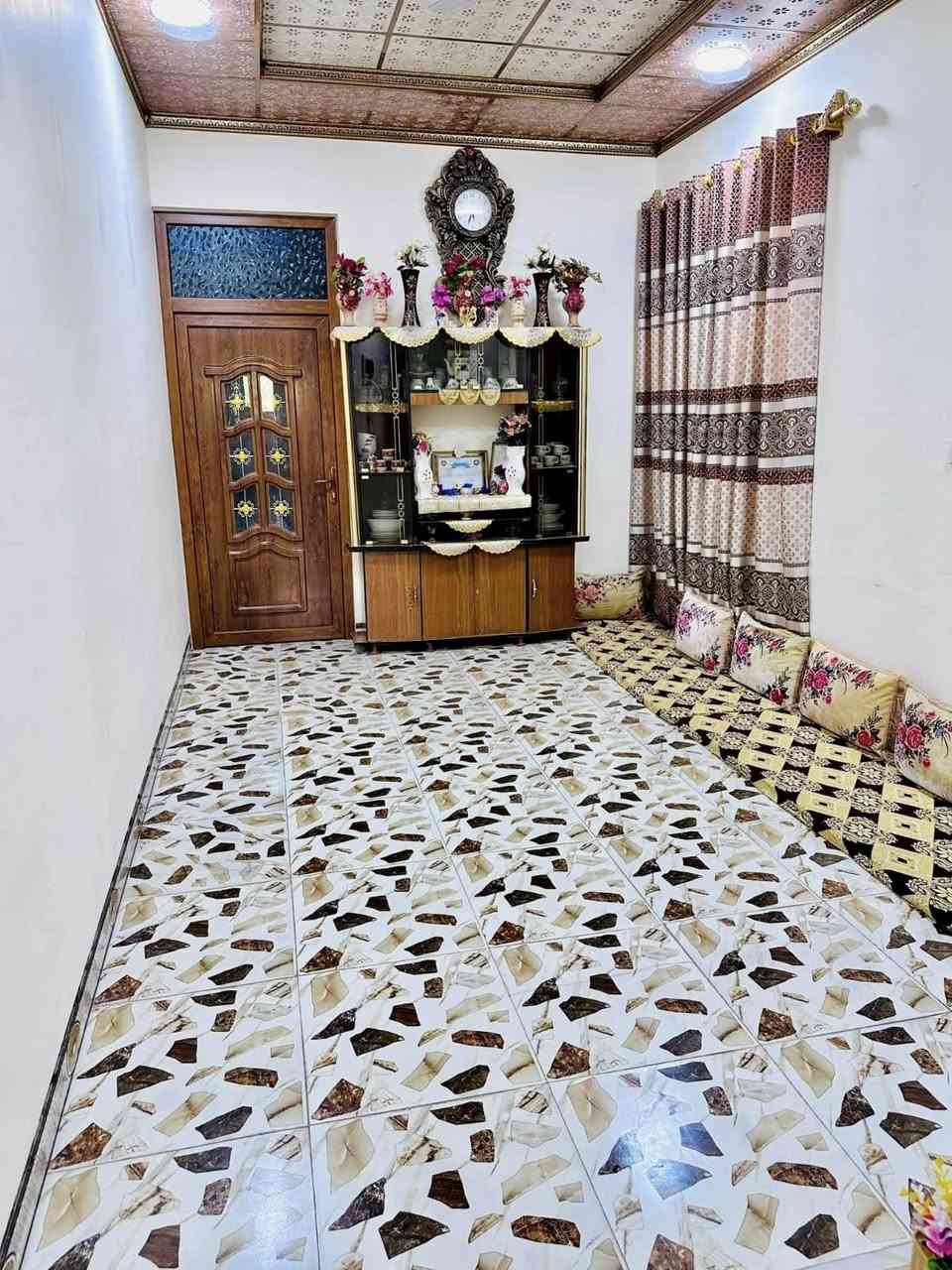 🏠 بيت للبيع في الموصل - حي الانتصار
📍 الموقع: مقابل المستوصف (منطقة مميزاه مقابل البيت حديقة لايوجد بناء  وقريبة من الخدمات).
📐 المساحة: 100م (سند طابو).
🏗️ التصميم: طراز تركي حديث، واجهة سيراميك (قبلة).
✅ يحتوي على:
(غرفة نوم - استقبال - هول - مطبخ - كراج - منور - حمام وتواليت).
📞 للتواصل: ***********
