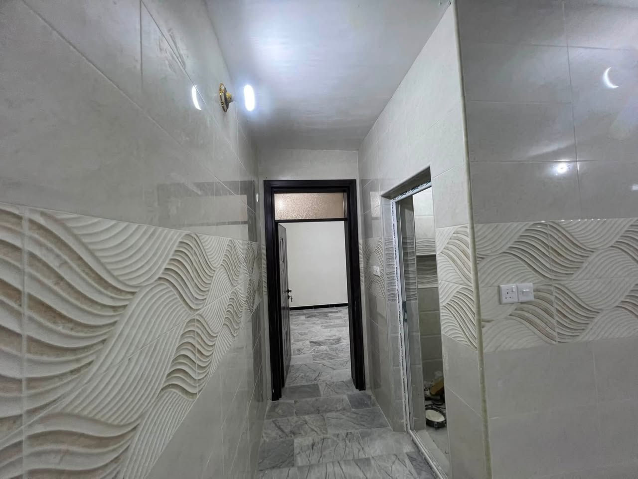 عقار 🏡 للبيع ✅طابق ونص🏠الموق حي لاعلام قرب مدرسه التعاون
بيت للبيع المساحه  100متر للبيع 

يحتوي على 2غرف نوم / +صاله الخطار /

حمام ارضي  + حمام طابق اول :

حوليه كبيره مفتوحه /

مطبخ حار ⏲️🧑‍🍳✅

  

🚪 ابواب كلها تركي ✅ +باب صاله قاصه ✅

***********📞

***********📞

*********** وتساب ☎️
