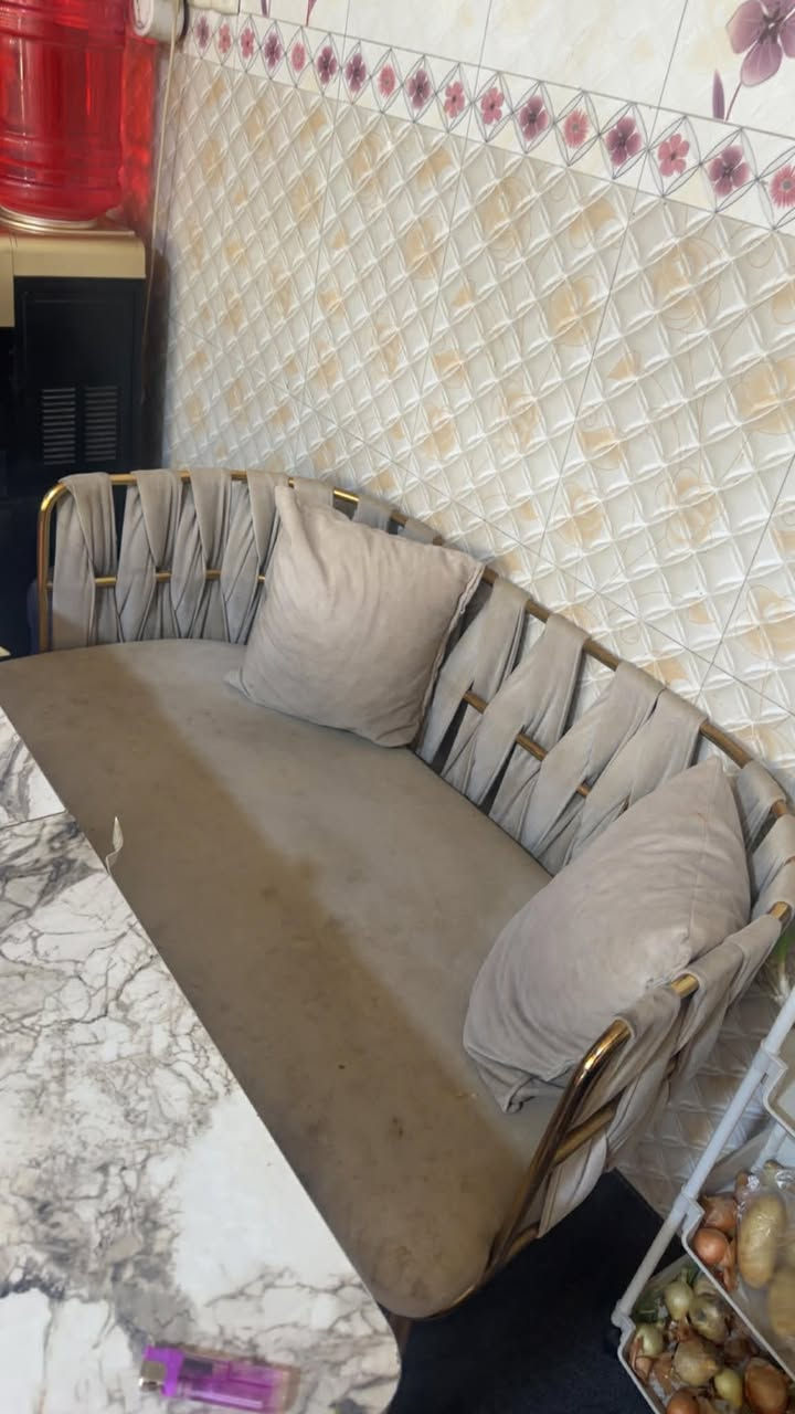 سلام عليكم ميز طعام تلث كراسي وميز ينفتح نضيف سعر المطلوب 150وجهاز جري يحمل وزن 200 نضيف حيل مامستخدم ابد نضيف سعر 200وبي مجال مكان بابل ***********
