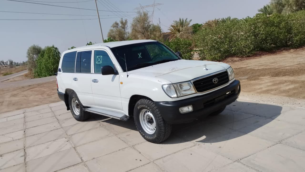 بسم الله الرحمن الرحيم 
لاندكروز موديل 2000للبيع 
مزاد وزاره الداخليه نضيفه وخير من الله محركه ممفتوح تانكيات ثنين شغالات 
وأوراقها كامله باقي بس تدفع كمرك وترقم  السعر ٩٠ وبيها مجال للشراي 
الاتصال بالرقم ***********
