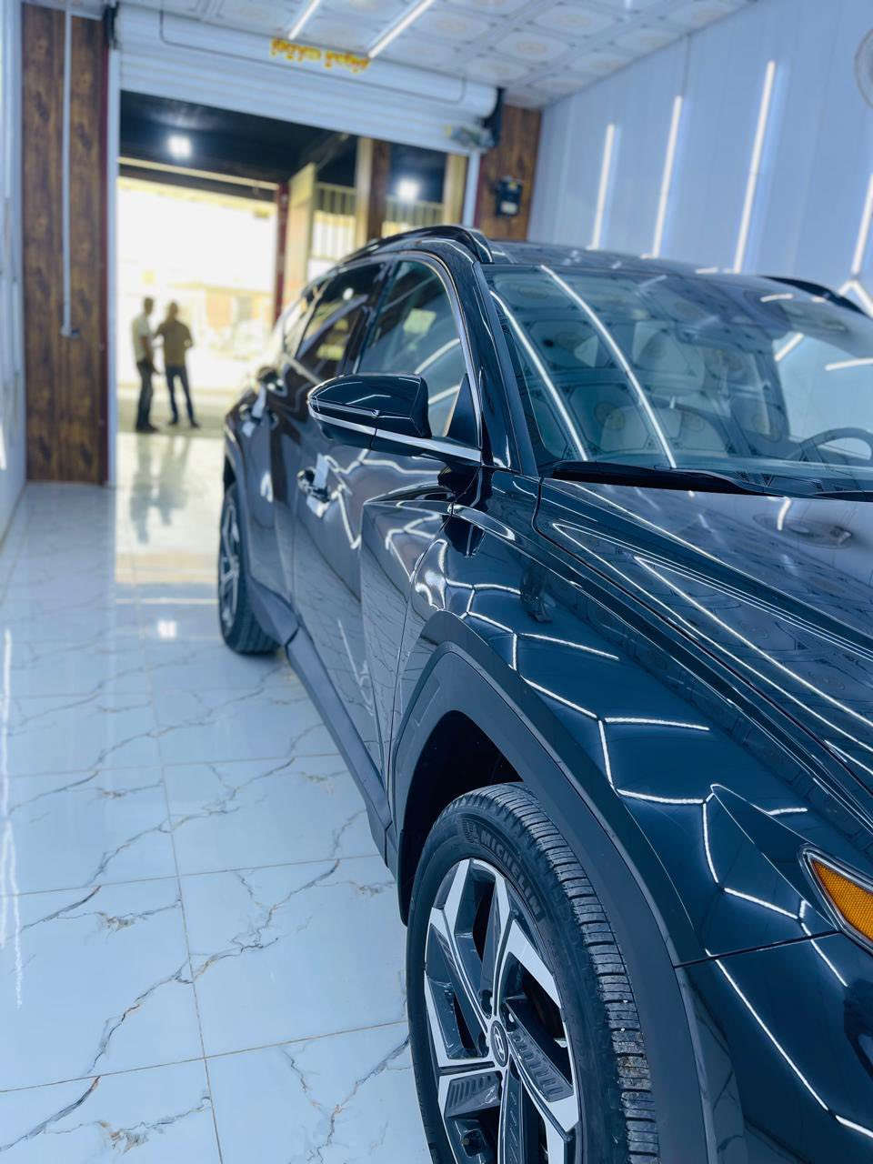 ......هونداي توسان بانزين
موديل2023
....لمتد فوووول مواصفات بانوراما 
......... أعلى فئة بالتوسان جديدة جدَّاا 
محرك 2.5
..داخل جلد ابيض
 
......المواصفات 
.... لمتد vip فول الفول أمريكي 
.............. LIMITED VIP
1- بصمة تشغيل 
2- بصمة أبواب لمس دخول ذكي 
3- بنوراما على طول السيارة 
4- صندوق كهرباء شفط 
5- كامرات 360 درجة
 ( جانبية - أمامية - خلفية ) 
6- كامرات مع الأشارة 
7- السيارة تتقدم وترجع بالبصمة 
8- تبريد وتدفئة بالكشنات كشنات أمامية وتدفئة بالكشنات الخلفية
9- رادرات وسياقة ذاتية 
10- الكشنات الأمامية كهرباء 
11- أضواء محيطية 
12- كشنات خلفية هيتر 
13- مرايات تعتيم ذاتي 
14- أبل كار بلي 
15- أندرويد أوتو 
16- شاشة دجيتل 3 أشكال للقيادة 
17- أشاير ترحيب 
18- أضواء أمامية LED زنون 
19- أضواء خلفية LED
20- نظام سماعات BOOS
21- فول أوامر صوتية 
22- جامات أوتو 
23- قطعتين تبريد 
24- إشارات ب المري
25- كير دگم 
26- شفتات ستيرن 
27- تحكمات ستيرن 
28-فور ويل 
29- هاند بريك بصمة 
30- شحن واير ليس 
31- منافذ شحن 
32- أوتو هولد 
33- تشغيل عن بعد 
34- السيارة أوتو بارك 
35- حساسات أمامية 
36- حساسات خلفية 
37- گير ٣أنظمة أيكو وسبورت ونورمل 
38- رادار أمامي رادار خلفي رادار جانبي 
39- نقطة عمياء 
وبعد بيه هوآآي مواصفات
السيارة بدون رقم تترقم جميع المحافظات ماعدا الشمال
العنوان بابل المركز
تلفون أو واتساب
*********** 
***********
