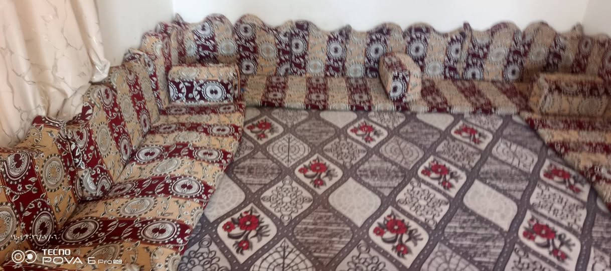 سلام عليكم جلس البيع السعره ٣٠٠ وبي مجال  رقم الهاتف ***********
