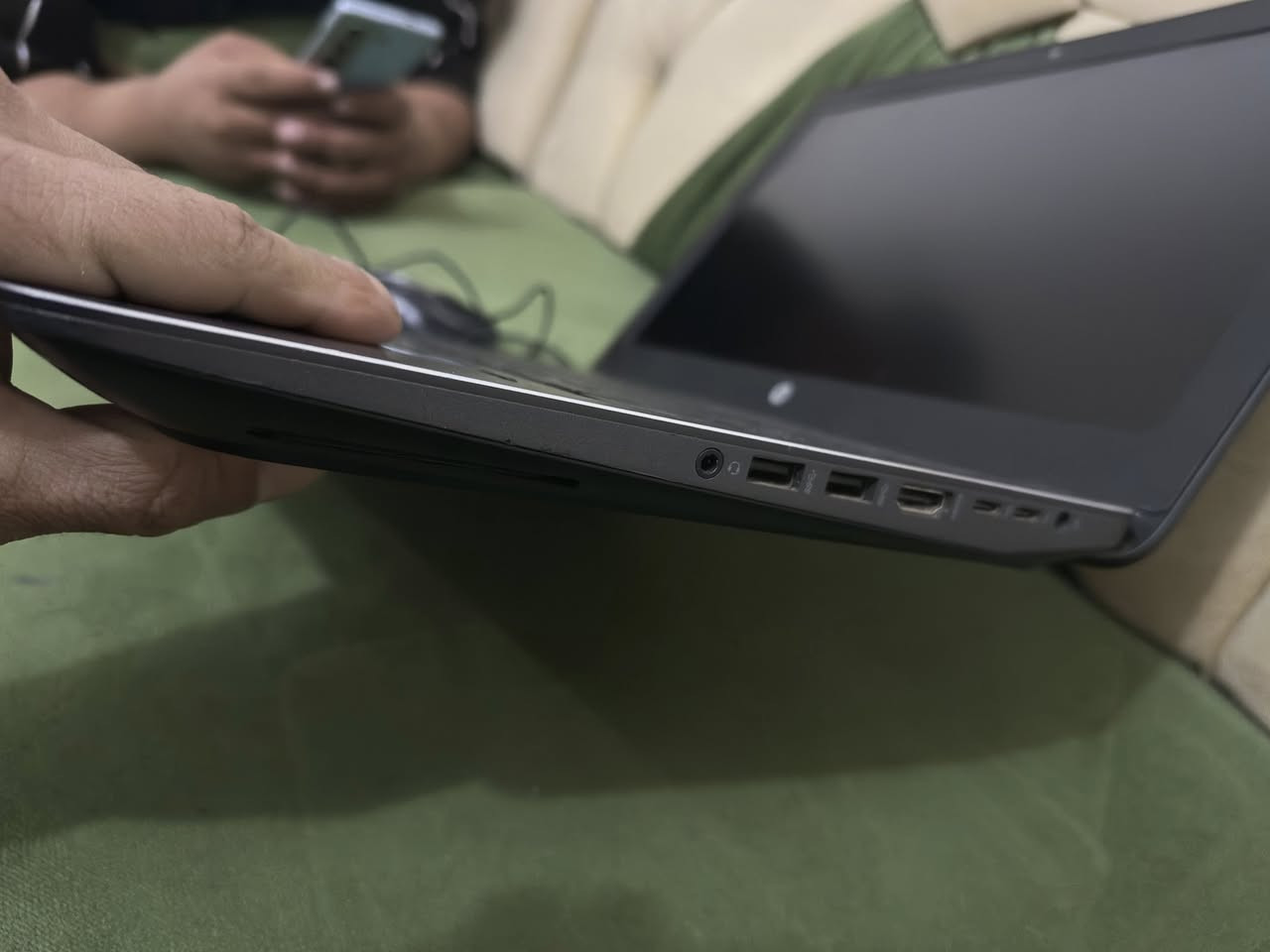 P ZBook 15 G3 أو G4
لأن بيها:
 • زر الماوس بالنص (الـPointing Stick الأحمر)
 • أزرار ماوس فوق وتحت التاتش
 • لوحة مفاتيح احترافية
 • حجم شاشة كبير

المواصفات العامة لهالسلسلة

(المواصفات تختلف حسب النسخة)

المعالج (CPU):
 • Intel Core i7
أو
 • Intel Xeon (نسخ أقوى)

كرت الشاشة (GPU):
 • NVIDIA Quadro M1000M
أو
 • NVIDIA Quadro M2000M

الرام (RAM):
 • من 8GB إلى 32GB
وقابل للزيادة

التخزين:
 • SSD سريع
أو
 • HDD
وأحياناً الاثنين معاً

الشاشة:
 • 15.6 بوصة
 • دقة Full HD أو 4K ببعض النسخ

الوزن:
 • تقريباً 2.5 كغم

مميزاتها

✅ قوية جداً للبرامج الثقيلة
✅ مناسبة للهندسة والتصميم والمونتاج
✅ تبريدها جيد
✅ قابلة للتطوير (رام وSSD)

مكان ديالى ( السعر350) بيها مجال


**إذا كنت صاحب هذا الإعلان وتريد حذفه لأي سبب، رجاءا أرسل رسالة إلى الدعم الفني**