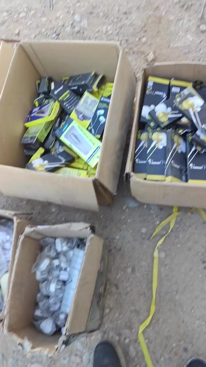 متوفر سماعات كميات وشواحن ايفون وكيبل ايفون وكالكسي 
اشكال هواي عندي غير الي عارضهن بلمقطع 
سعر مفرد 2 الف 
سعر جمله الف ونص 
فحص عند المخزن شارع صناعه 
***********
