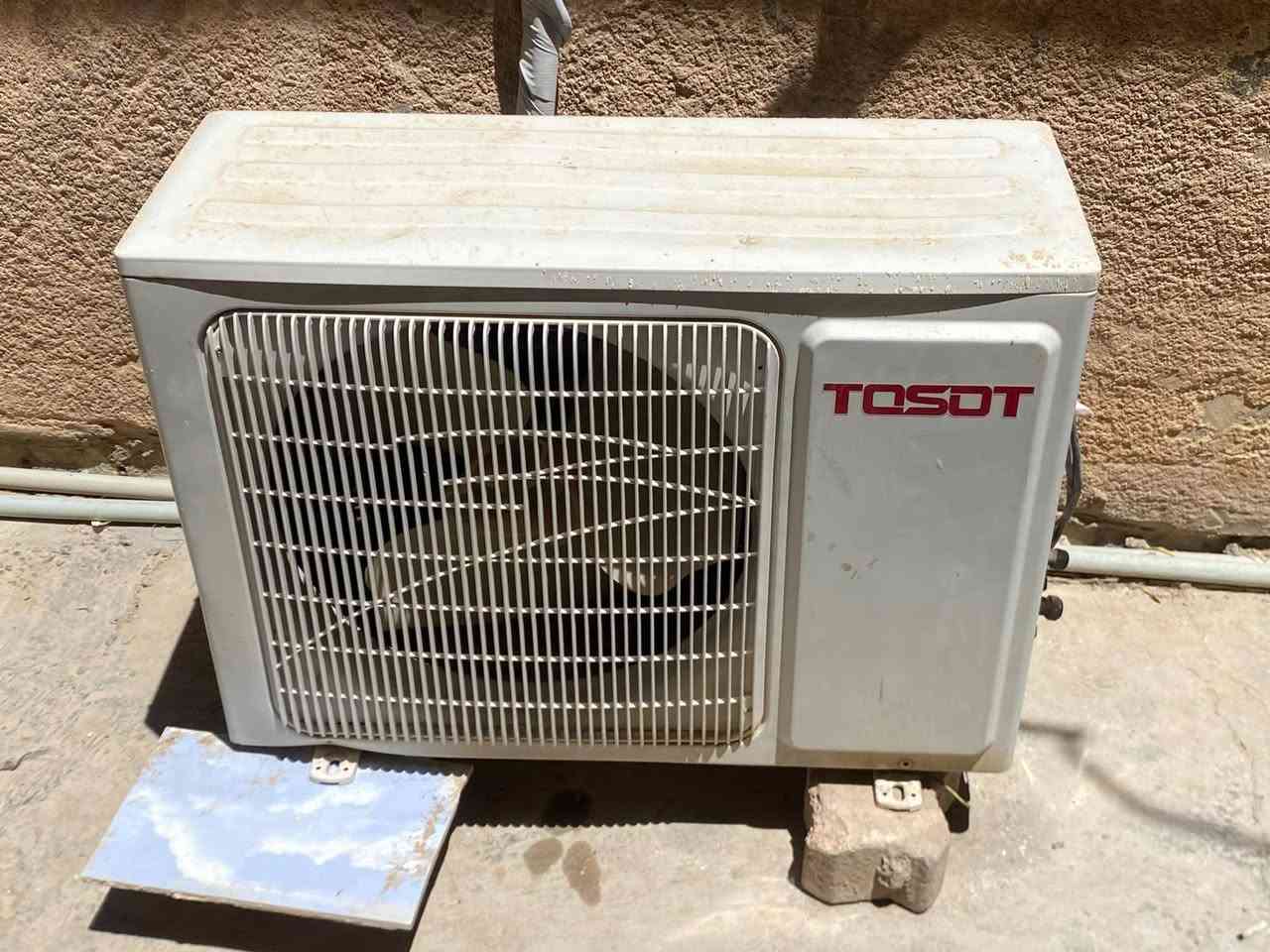 تحية طيبة 
متوفر سبلت جنرال (TOSOT) موديل TS-H126NAG3 مستخدم فترة قليلة 
نوع الغاز: R22
وزن الغاز: 0.82
الحجم:- 1طن 
استهلاك الطاقة (Power Input): 1300 واط
التيار المستهلك (Current): 6.0 أمبير 
مواصفات التدفئة
 (Heating)السعة (Capacity): 12800 BTU/hالتيار المستهلك (Current): 5.5 أمبيراستهلاك الطاقة (Power Input): 1200 
الصنف المناخي (Climate): T3 (مصمم للمناطق الحارة جداً، ويتحمل درجات حرارة المحيط العالية كأجواء العراق)الحماية من الرطوبة (Moisture Protection): IP24 (مقاوم لتأثير رذاذ الماء والغبار للوحدات الخارجية)
السعر 250دينار عراقي (قابل للتفاوض) 
للتواصل (+964 781 660 0020) ابراهيم 
للتواصل:-***********(بلال) 
العنوان /تكريت حي الزهور
