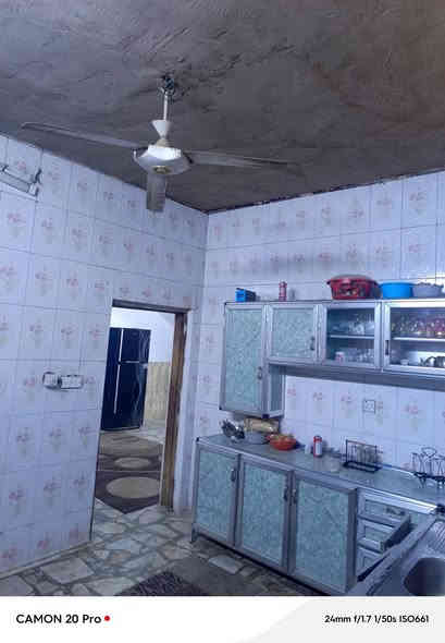 دار للبيع مساحة 160م مربع طابقين 5غرف نوم واستقبال وصالة ومطبخ وخدمات 

السريدات الخفاجات المربع الثاني قرب سنتر الملاك 

سعر 165وبي مجال 

***********
