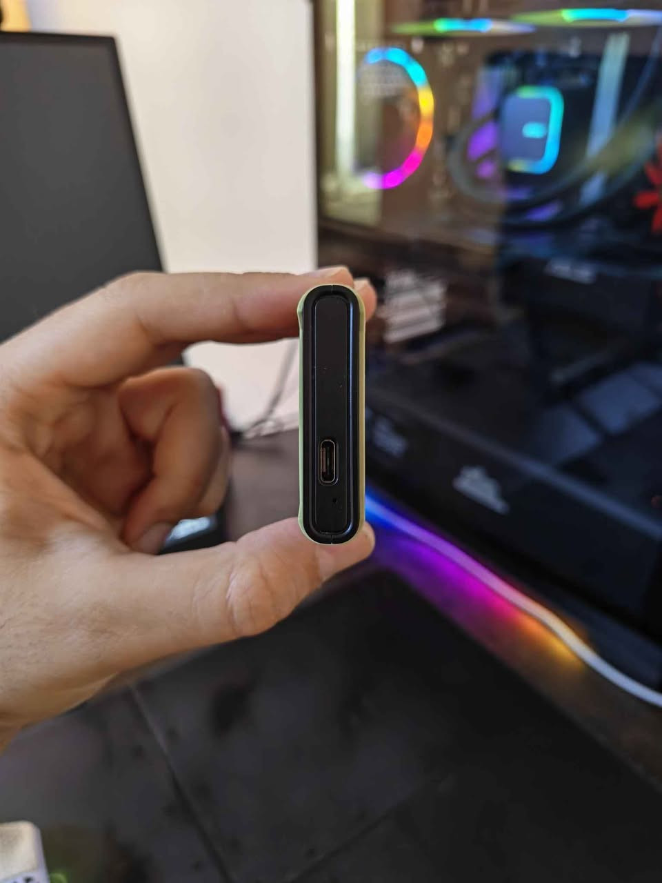 تەنها سێ مانگ بەکارهاتووە و وەک نوێیە

ناو: Transcend ESD380C
بیرگە: 1 تێرابایت
خێرایی گواستنەوە: دوو گێگابایت لە چرکەیەکدا!
ڕەنگ: سەوز
نرخ: ٢٠٠ هەزار

گونجاوە لەگەڵ کۆمپیوتەر و ماک و مۆبایلە تایپ سیەکان السليمانية, العراق


**إذا كنت صاحب هذا الإعلان وتريد حذفه لأي سبب، رجاءا أرسل رسالة إلى الدعم الفني**